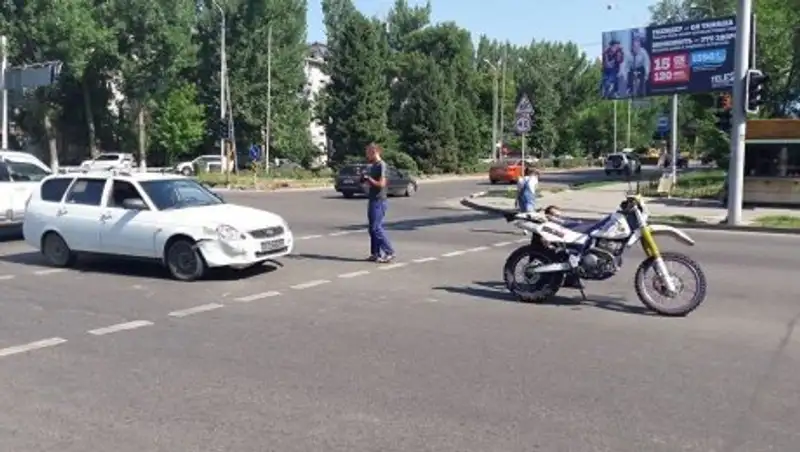 Байкера с девушкой госпитализировали после ДТП в Алматы