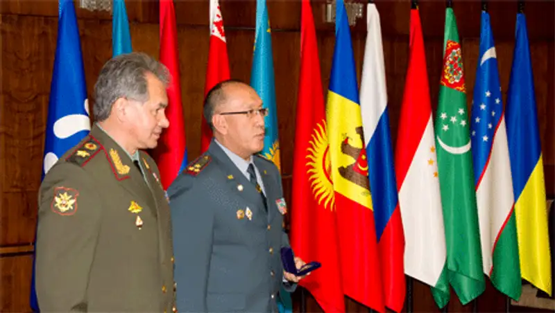 Знаком «За укрепление военного сотрудничества» награжден начальник ЦСКА Е.Таласбаев