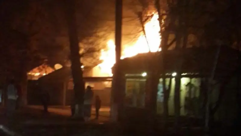 Пожар оставил без крыши трех хозяев дома в Медеуском районе Алматы