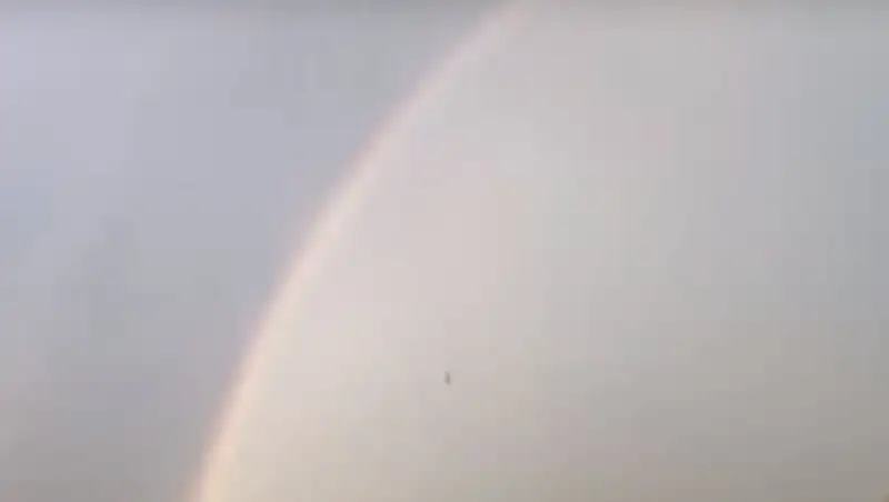 В Британии во время грозы с неба упал загадочный объект