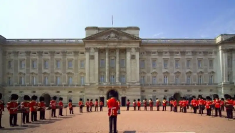 У Букингемского дворца отменен развод караулов из-за угрозы терактов