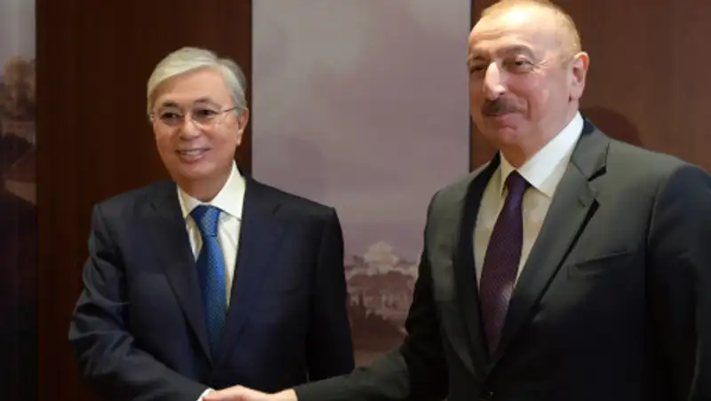 Токаев пригласил Ильхама Алиева посетить Казахстан
