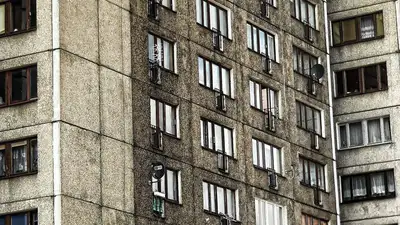 Казахстан выпал из окна, фото - Новости Zakon.kz от 17.10.2023 13:05