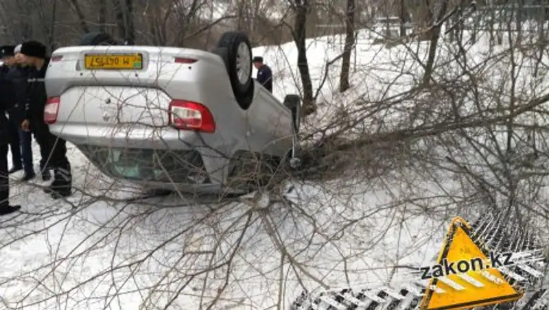 Под Алматы ДТП оформили "странные" полицейские на гражданской машине