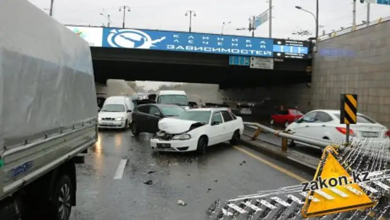 Из-за ДТП в Алматы образовался большой затор
