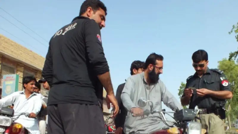 СМИ: в Пакистане смертник совершил взрыв, 10 человек пострадали