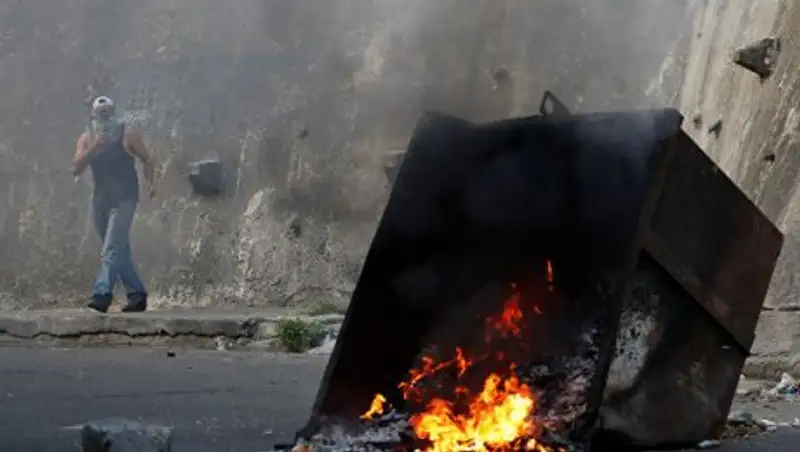 Тысячи человек участвуют в протестах в Венесуэле