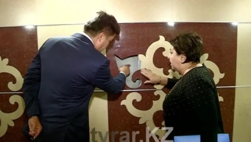 Аким Шымкента объехал проблемные пешеходные переходы и отчитал полицейского 