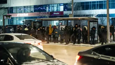 Люди на остановке зимой, фото - Новости Zakon.kz от 05.12.2021 19:06