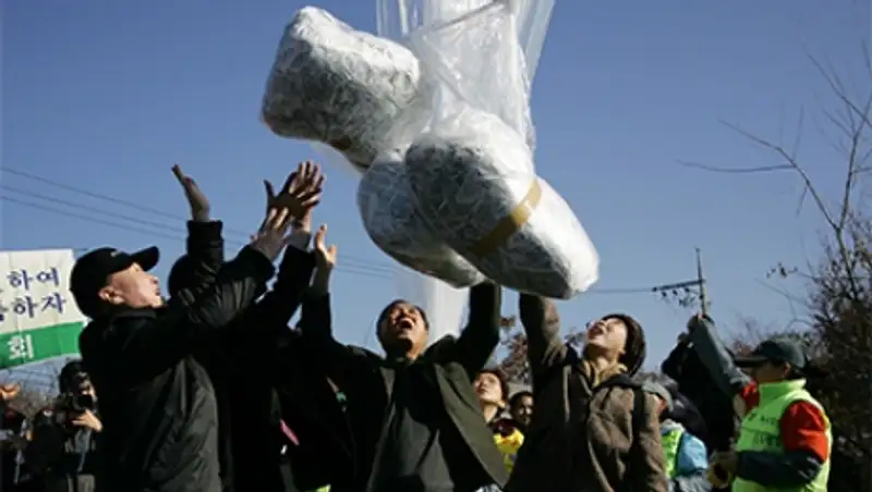 КНДР сбросила на Южную Корею окурки и туалетную бумагу