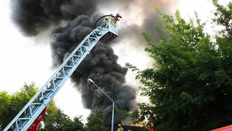 Женщину с ребенком спасли из горящей квартиры в Алматы