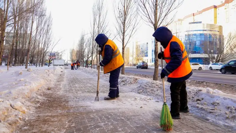 Как в Астане очищают тротуары и дороги от наледи