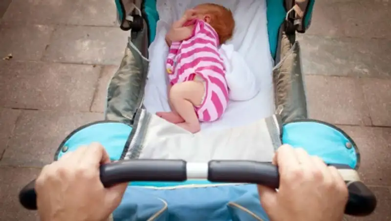 В Актобе студент стукнул бабушку по голове трубой и украл ее внука