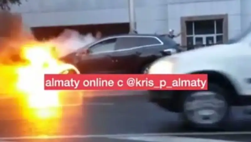 В Алматы горел автомобиль
