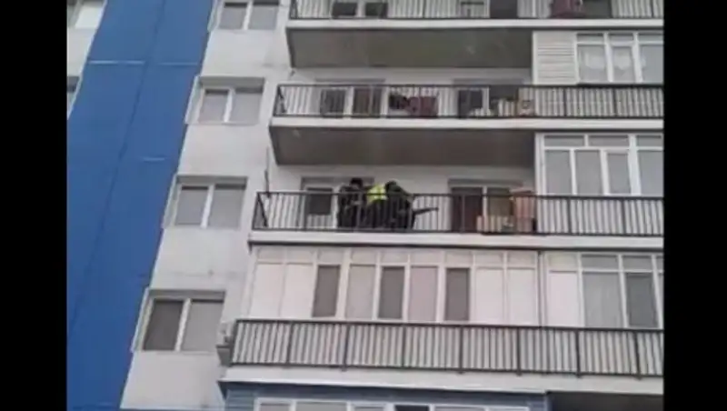 Свисавшего с балкона мужчину спасли в Алматинской области