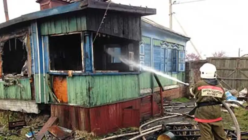Два человека погибли в горевшем частном доме в Петропавловске, фото - Новости Zakon.kz от 28.10.2013 15:44