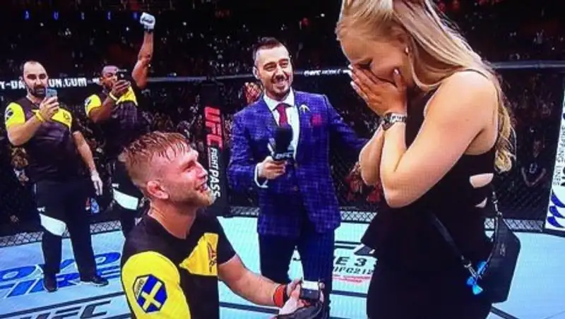Боец UFC нокаутировал соперника и после сделал предложение своей девушке 
