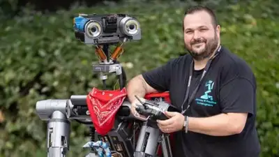 В Великобритании мужчина собрал робота и ходит с ним по барам, фото - Новости Zakon.kz от 28.08.2023 02:52