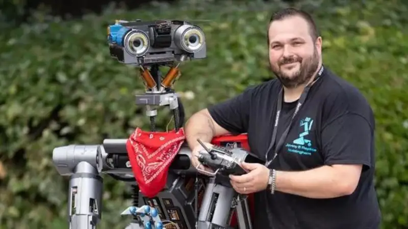 В Великобритании мужчина собрал робота и ходит с ним по барам