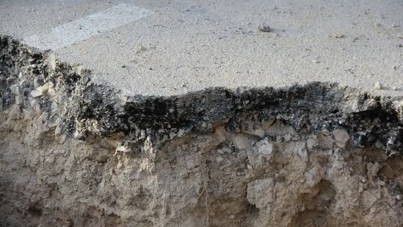 В Шымкенте женщина провалилась в яму на остановке