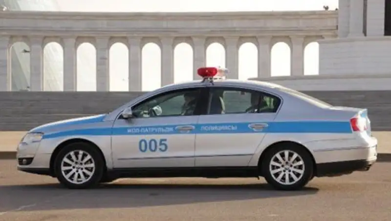 Алматинские полицейские нашли писающего на капот патрульного авто мужчину