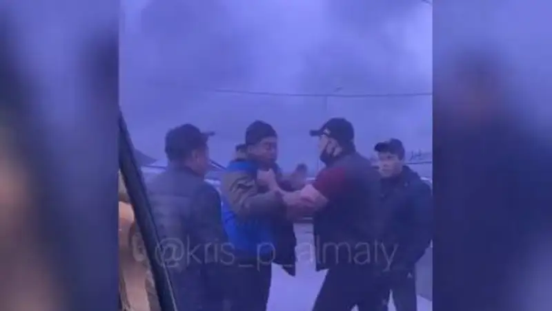 Парковщики напали с ножом на водителя на "Алтын Орде"