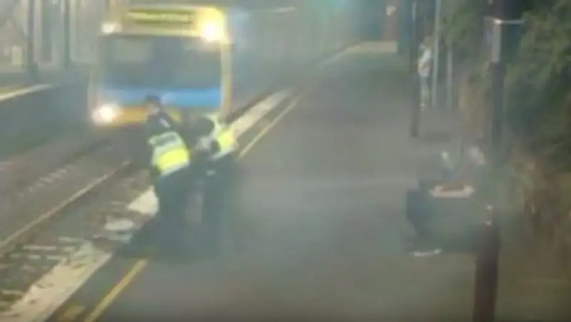 Офицеры спасли нетрезвую пассажирку за секунду до столкновения с поездом