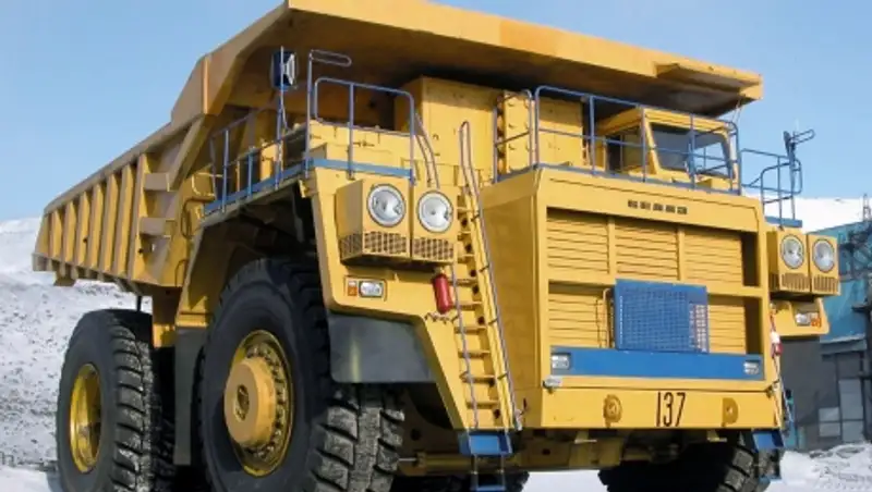 В ВКО горняки вручную собрали огромный БелАЗ