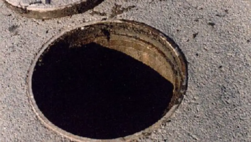 В Шымкенте мужчина провалился в трехметровый колодец