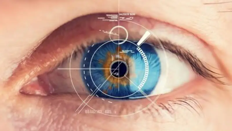 У казахстанцев, прилетающих в ОАЭ, будут сканировать сетчатку глаз