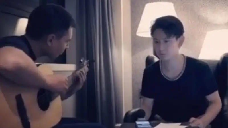 Денис Тен спел для фанатов