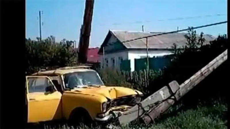 В Затобольске пьяные на угнанном "Москвиче" сбили пешехода и повалили столб