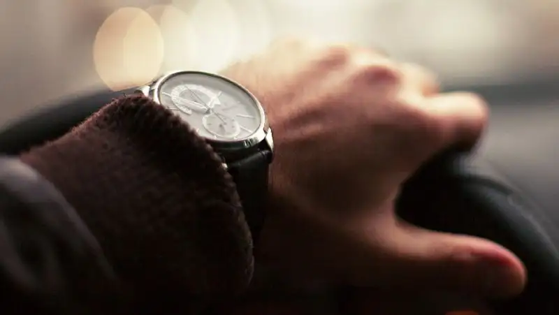 «Понты или неосторожность»: в Алматы водитель выбросил деньги в окно