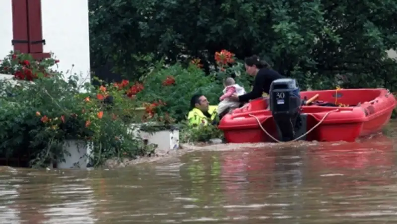 Из-за наводнения на юге Франции более сотни детей оказались заблокированы в школах  