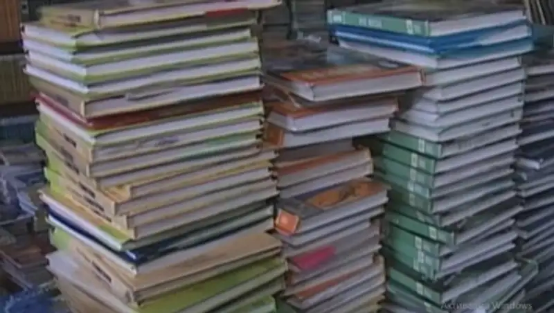 В четырех областях страны чиновники опаздывают с доставкой учебников