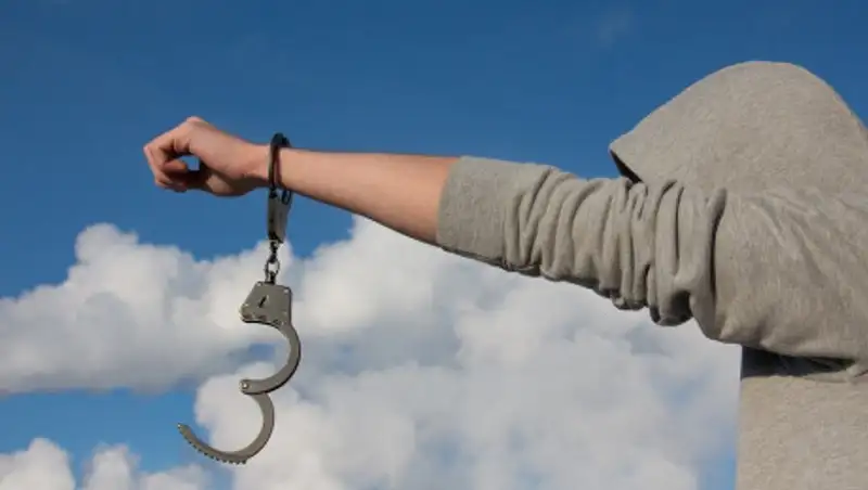 Видео ограбления девушки попало на камеры