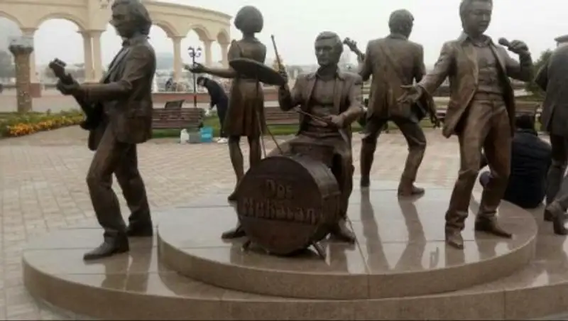 Легендарную группу ВИА «Дос Мукасан» увековечили в бронзе в Атырау