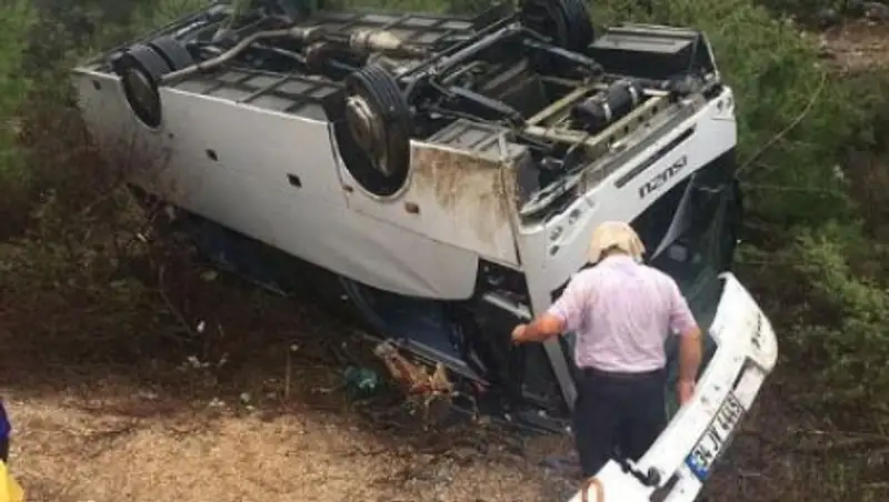 Автобус с туристами перевернулся в Анталье, 18 человек пострадали