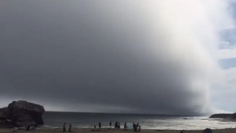 Калифорнийский пляж накрыло гигантское туманное облако