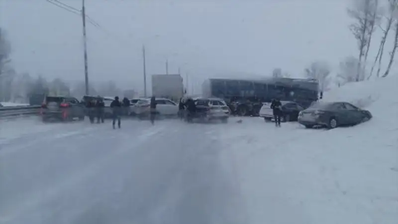 На шоссе в Подмосковье столкнулись 60 автомобилей