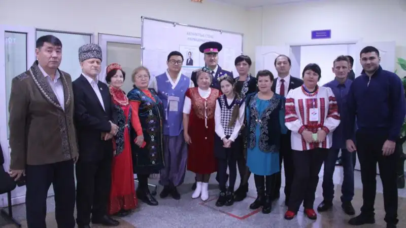 В ЗКО избиратели пришли на участки в национальных костюмах, фото - Новости Zakon.kz от 20.11.2022 14:31
