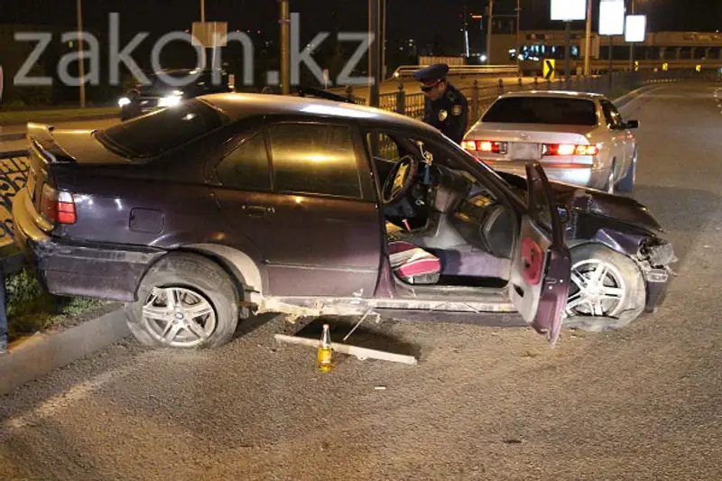 В Алматы водитель БМВ снес несколько метров разделительного ограждения на проспекте Аль-Фараби (фото), фото - Новости Zakon.kz от 15.04.2013 15:21