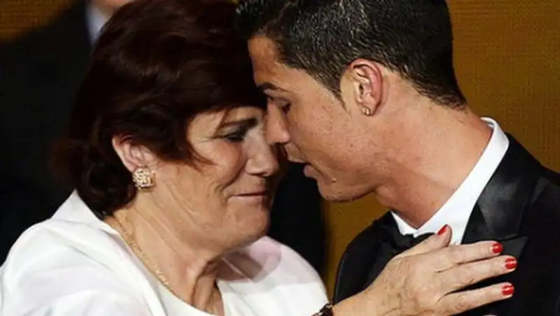Мама Роналду уговорила его жениться