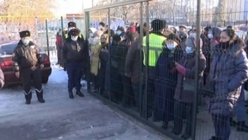 Жители Шымкента устроили давку из-за бесплатных ковров