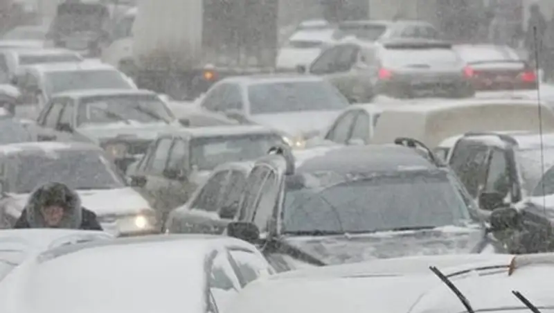 Первый снегопад парализовал движение на дорогах и спровоцировал сотни аварий, фото - Новости Zakon.kz от 21.11.2013 15:11