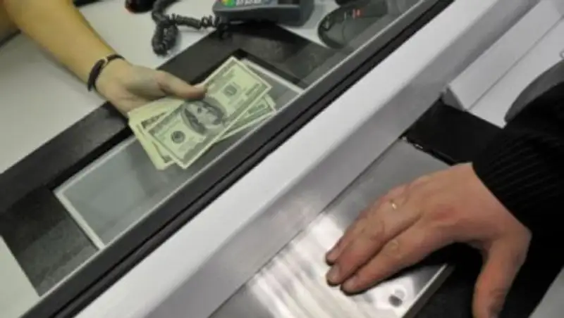 Начнется очередной раунд товарной экспансии - эксперт о падении рубля