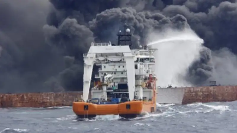 Нефтяной танкер загорелся у берегов Японии