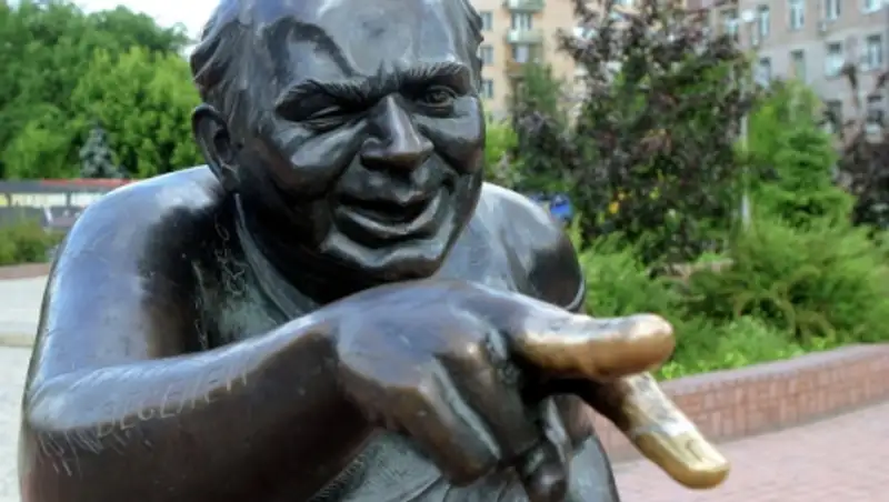 Момент кражи памятника Леонову в Москве попал на видео