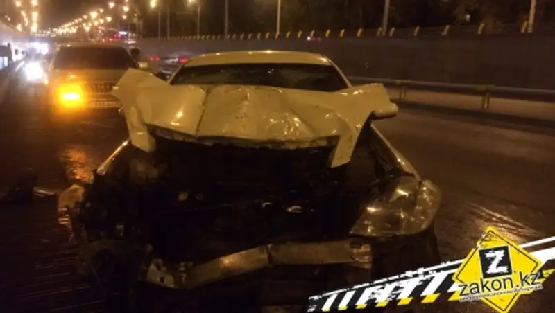 В Алматы водитель Nissan Teana въехал в сломавшийся на развязке грузовик