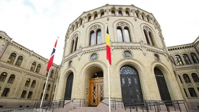 Иностранец попытался поджечь себя напротив парламента Норвегии
